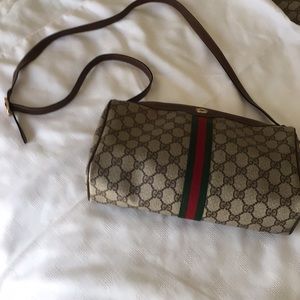Vintage Gucci cross body purse.